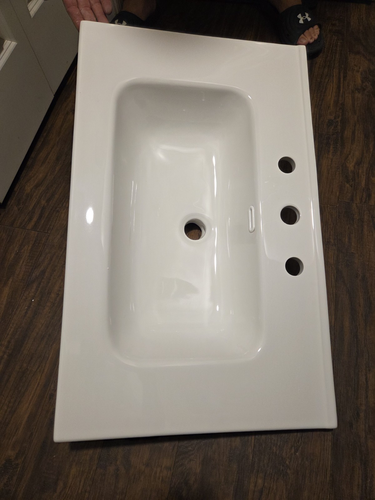 BB0930Y331 Integrated white ceramic basin three predrilled faucet holes faucet d