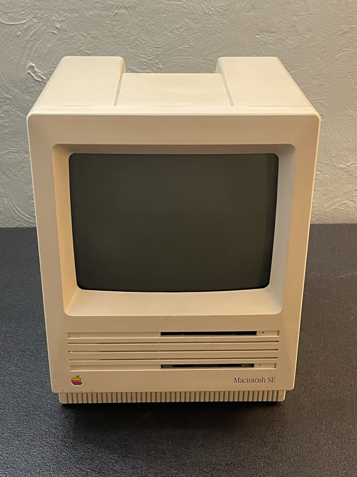 VTG Apple Macintosh SE Model M5010 Computer POWERS ON!! Fast Free Shipping!!