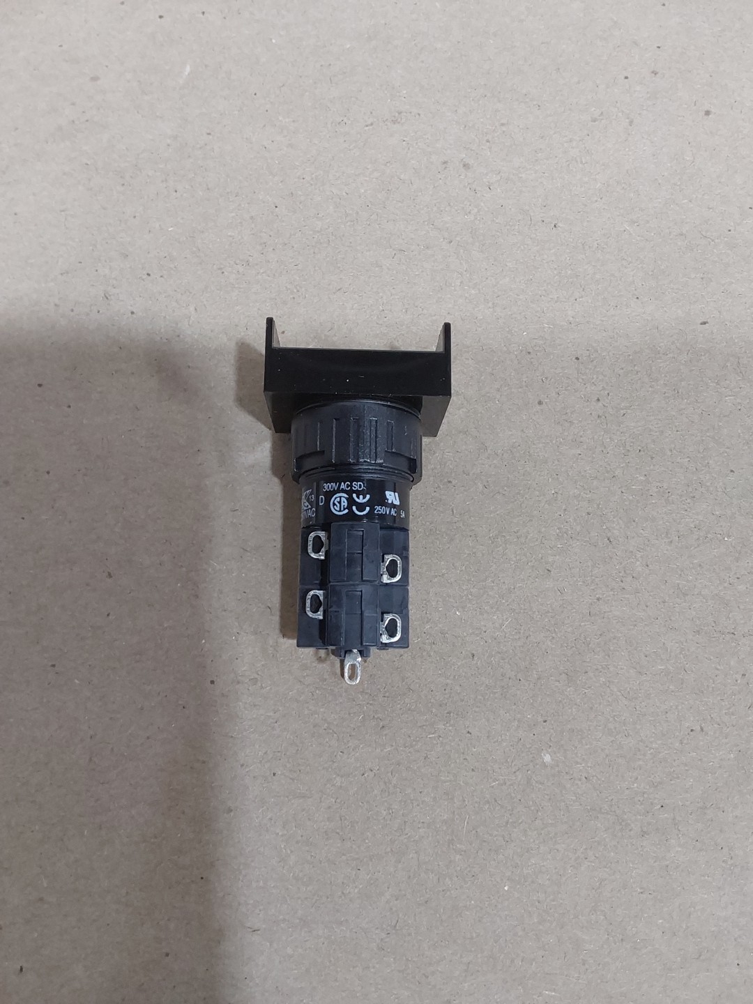EAO SWITCH, 2NO, 2NC MAINTAIN 51-262.025 2