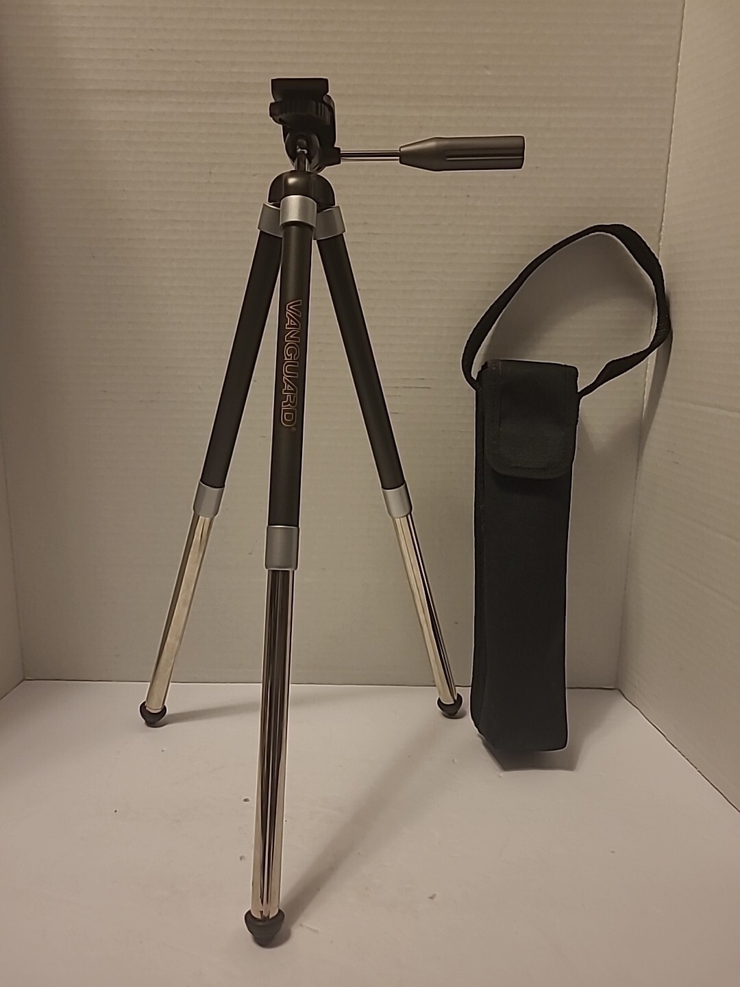 VANGUARD TOURIST 2 Tripod Extends 7X Up To 40" w Travel Case