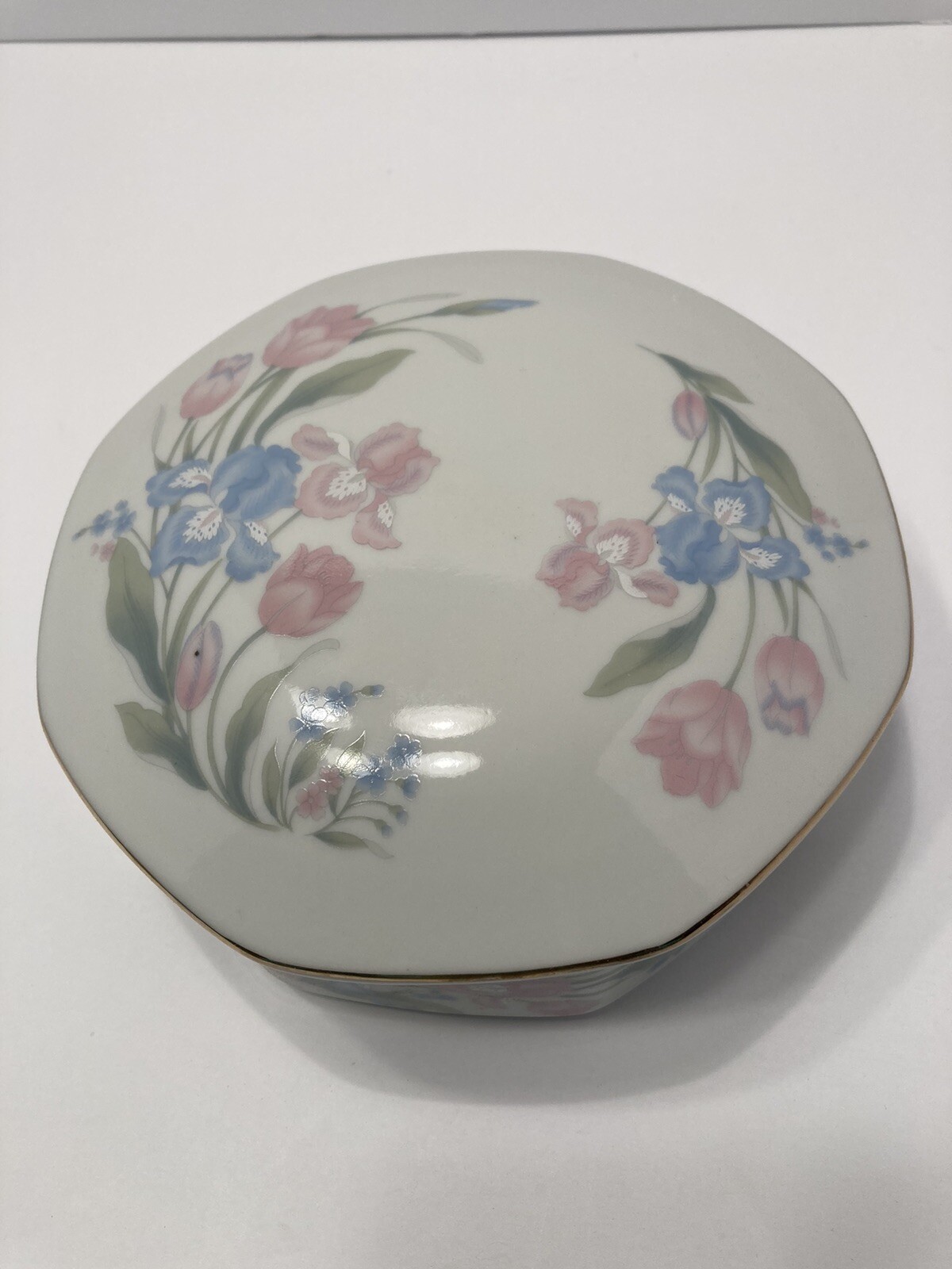 Spring bouquet porcelain trinket case 1993 New in box
