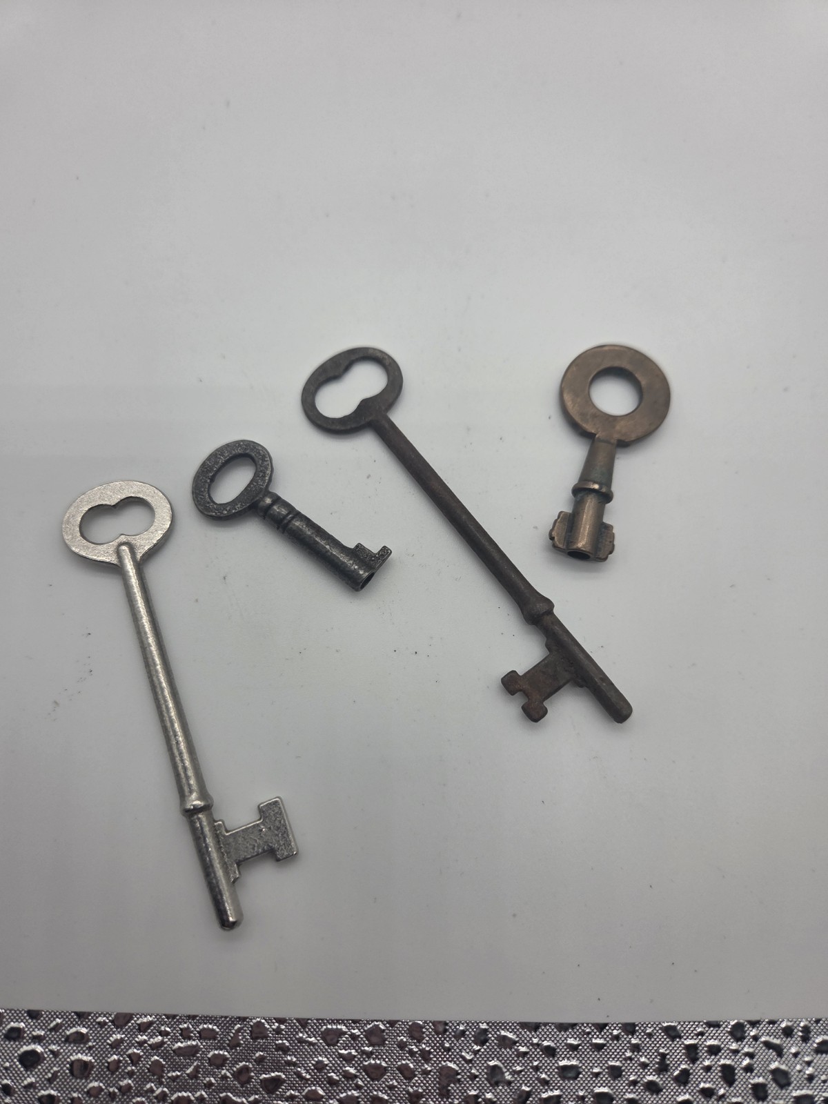 barrel skeleton key + 3 more keys. 4 key lot.