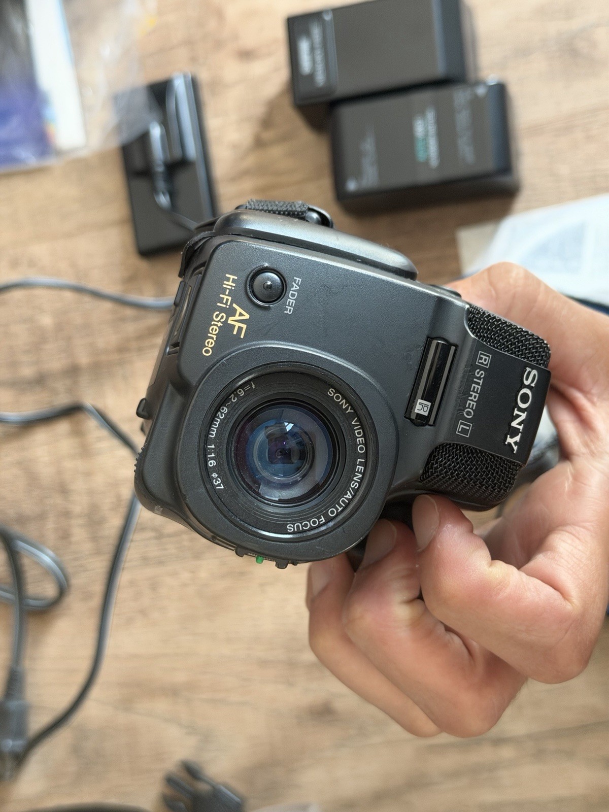Sony Video 8 Handycam CCD-TR77 With Accessories READ DESCRIPTION