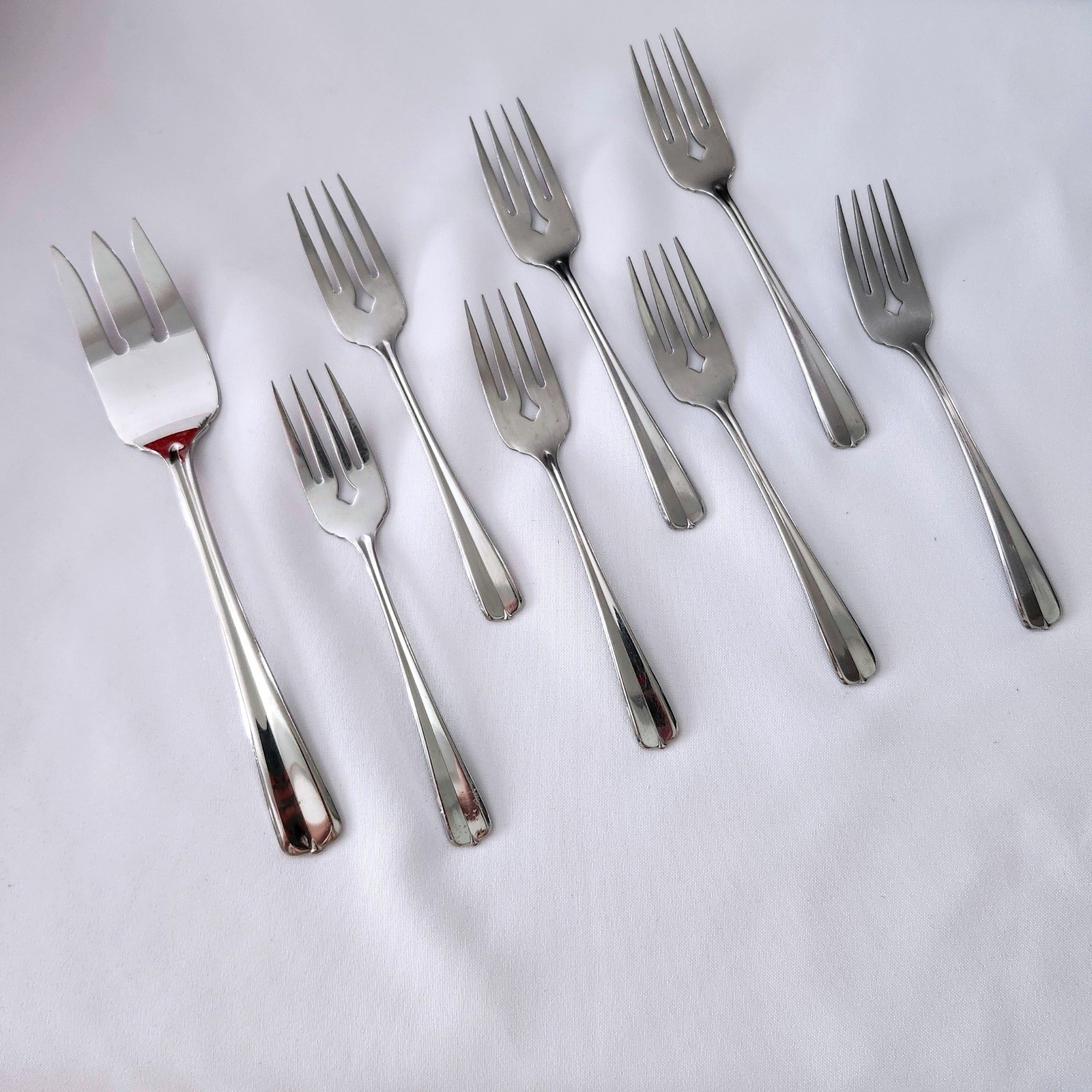 7 -ONEIDA USA GALA IMPULSE PATTERN GLOSSY STAINLESS SALAD FORKS & 1 Serving Fork