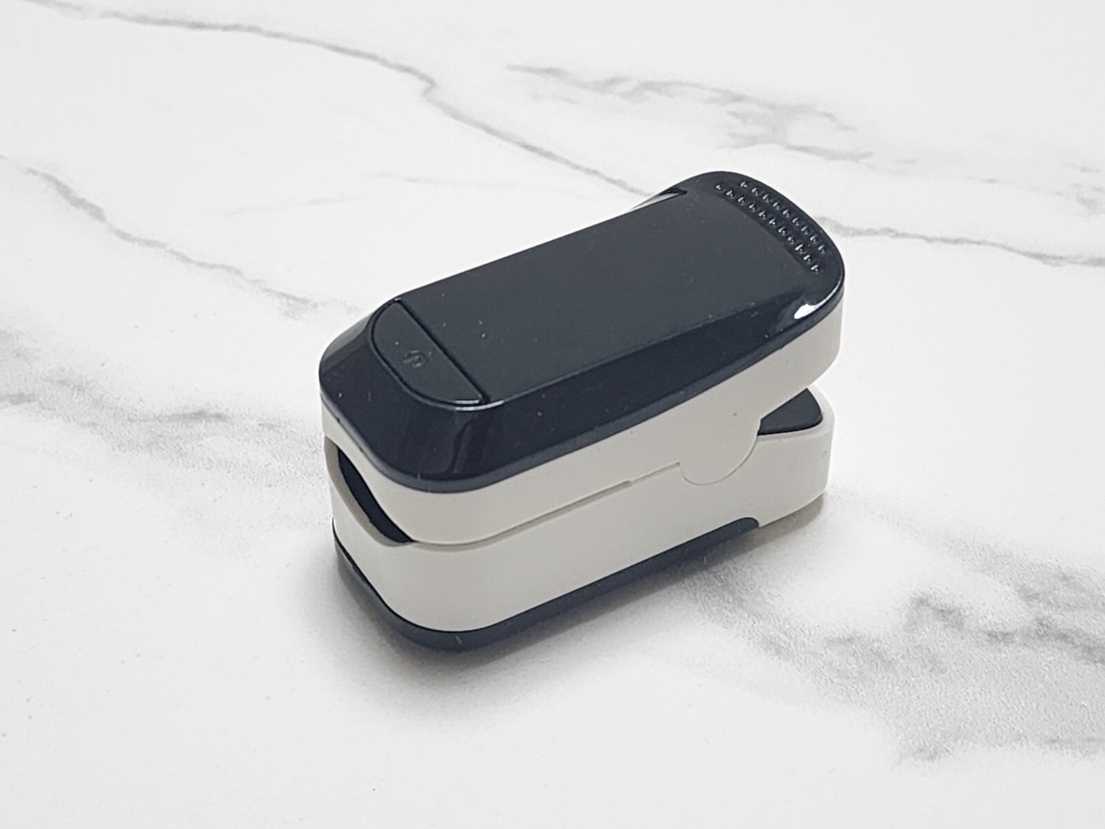 Fingertip Pulse Oximeter, Accurate And Fast Sp02 & Heart Rate Reading 