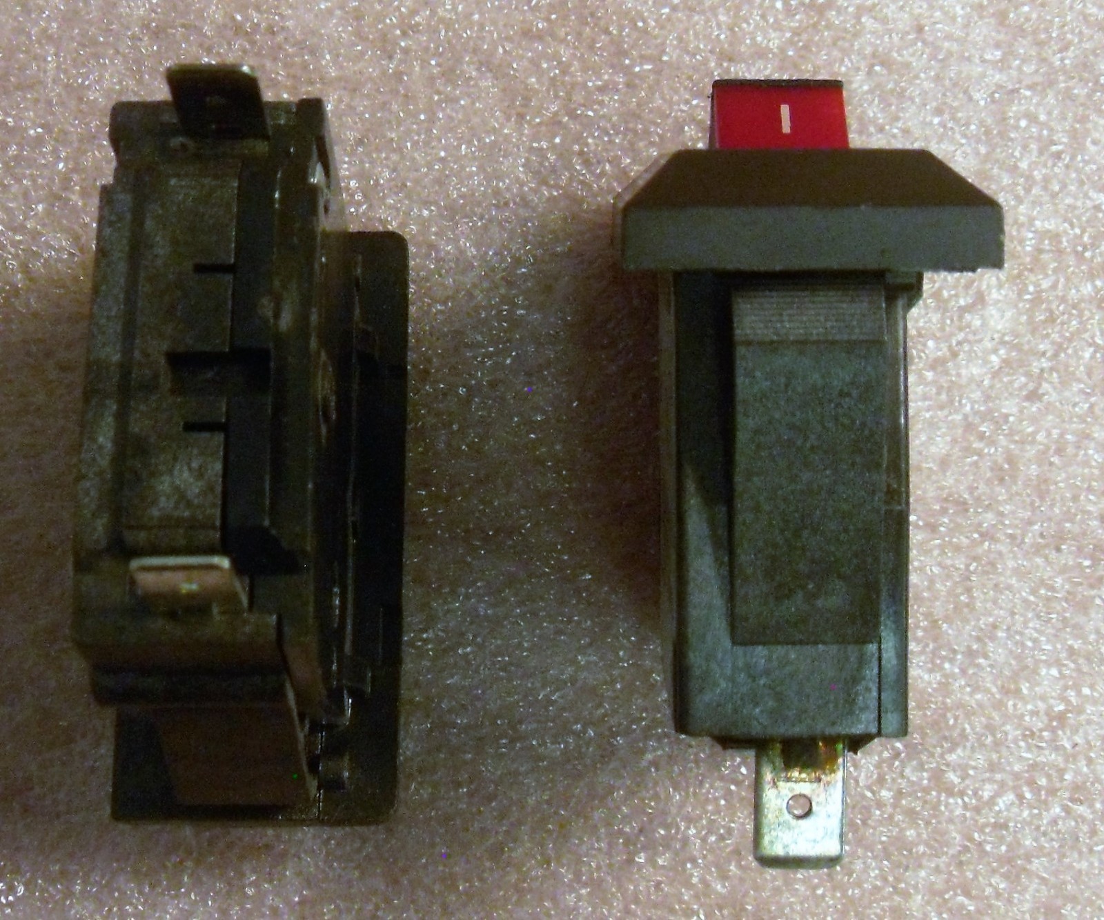 Heinemann TX1-P02-U00 SPST 250VAC 32VDC 2A Rocker Circuit Breaker - NEW