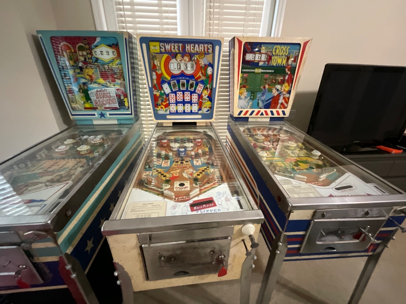 1963 GOTTLIEB SWEETHEARTS PINBALL MACHINE. GREAT CONDITION. ORIGINAL BACKGLASS !
