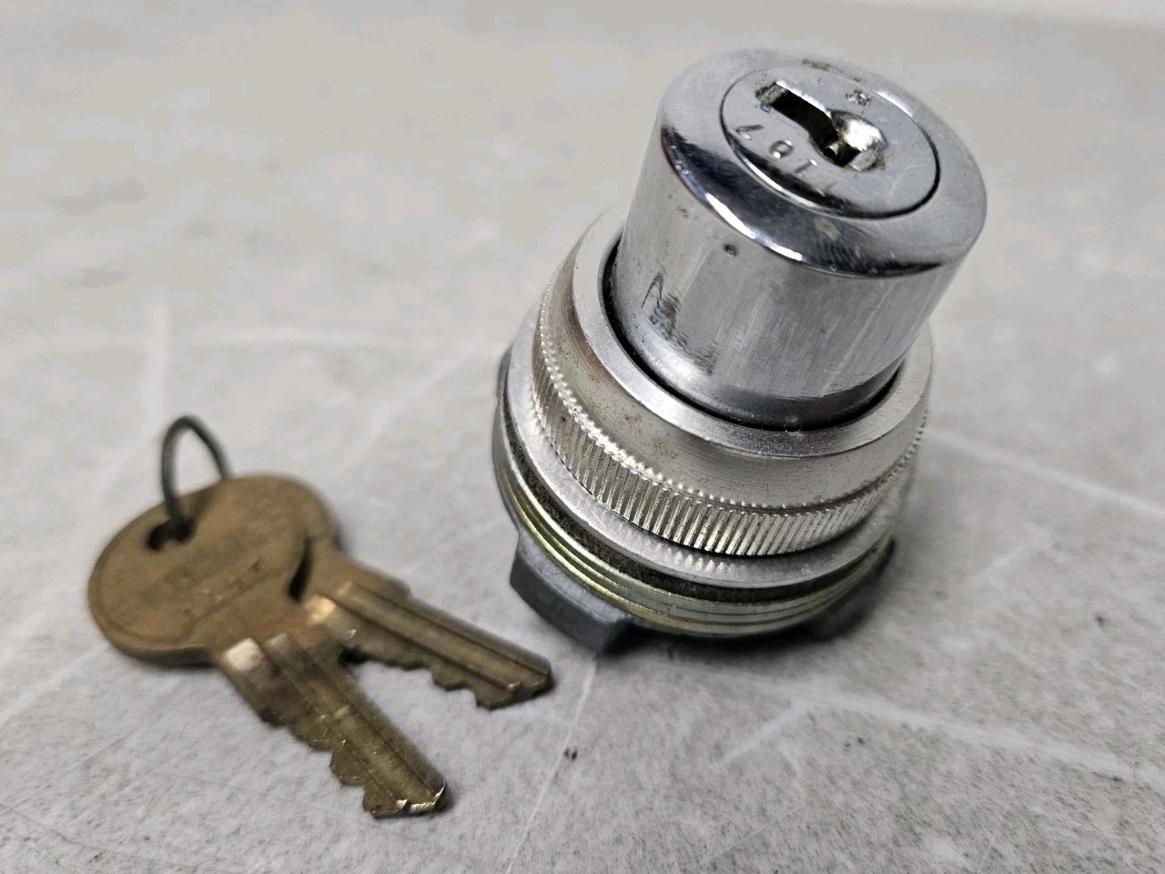 Sylvania ULAA-C2A Oiltight 3-Position Keyed Selector Switch Illinois Lock USA HO