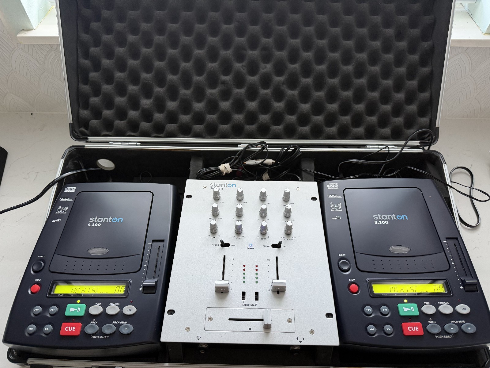 Stanton S-300 CD Player x2 SMX-211 DJ Mixer Set Hard Case Tested Working