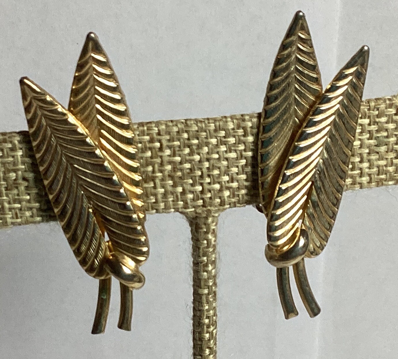 PRETTY VINTAGE PAIR OF DOUBLE LEAF SHAPED CLIP-ON GOLDTONE EARRINGS NICE