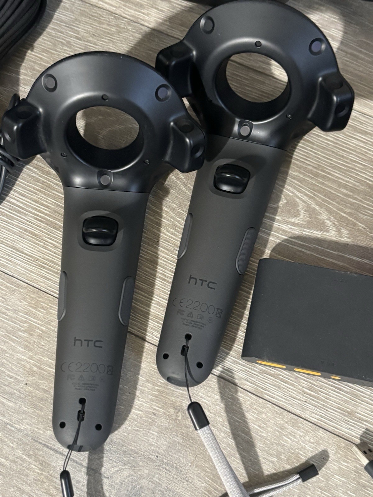 HTC Vive VR Full Headset Kit System Virtual Reality TURNS ON BUT UNTESTED AS-IS
