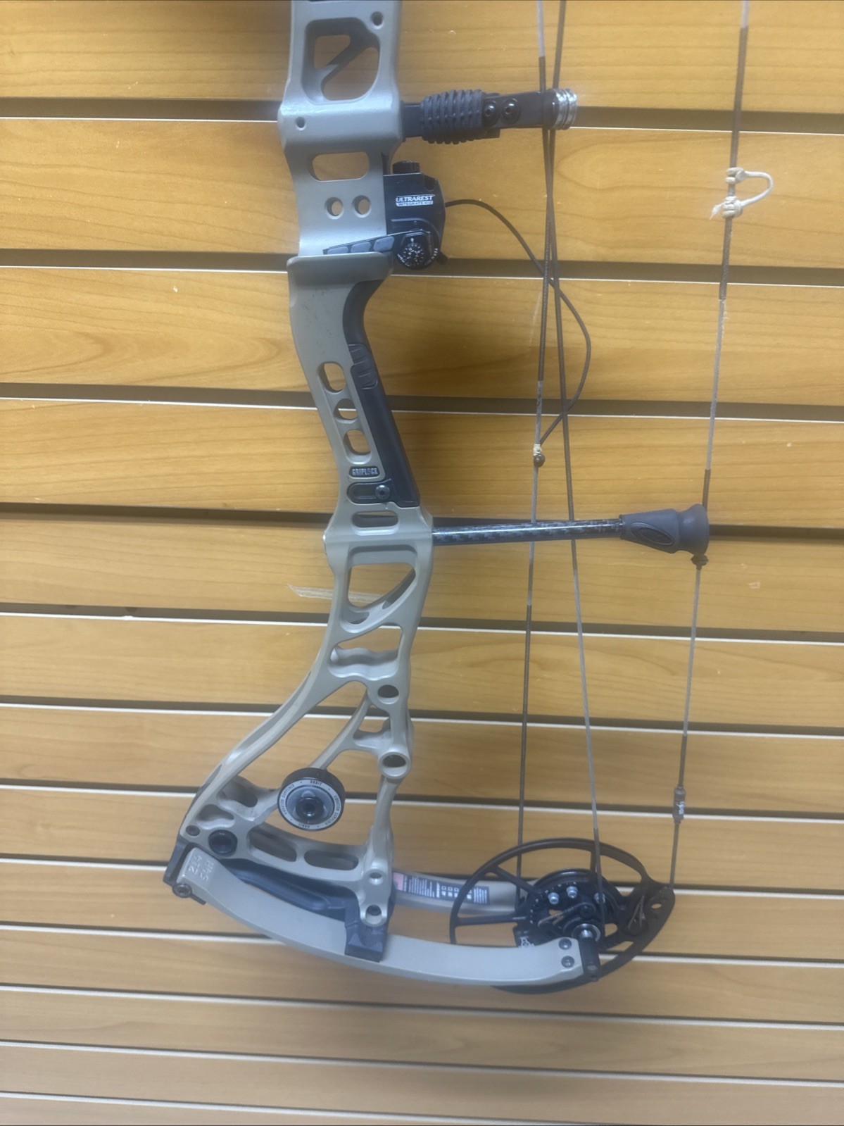 Bowtech Core SS Compound Bow - RH - 70# Max - Integrated MX2 Rest