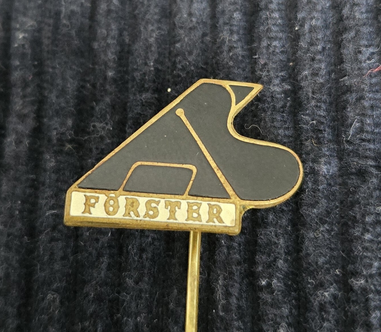 ➔ Forester / Piano ➔ Pin / Lapel Pin *from collection* 16773