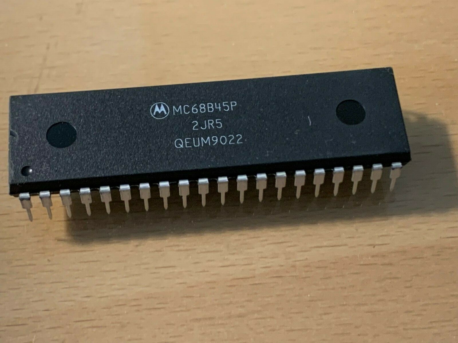 MC68B45P - Motorola  Video Output Graphics Controller - CRT Controller , DIP-40.