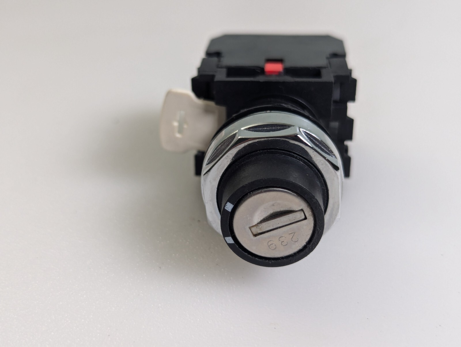 EATON Selector Switch, 2 Pos, Keyed (Missing key)