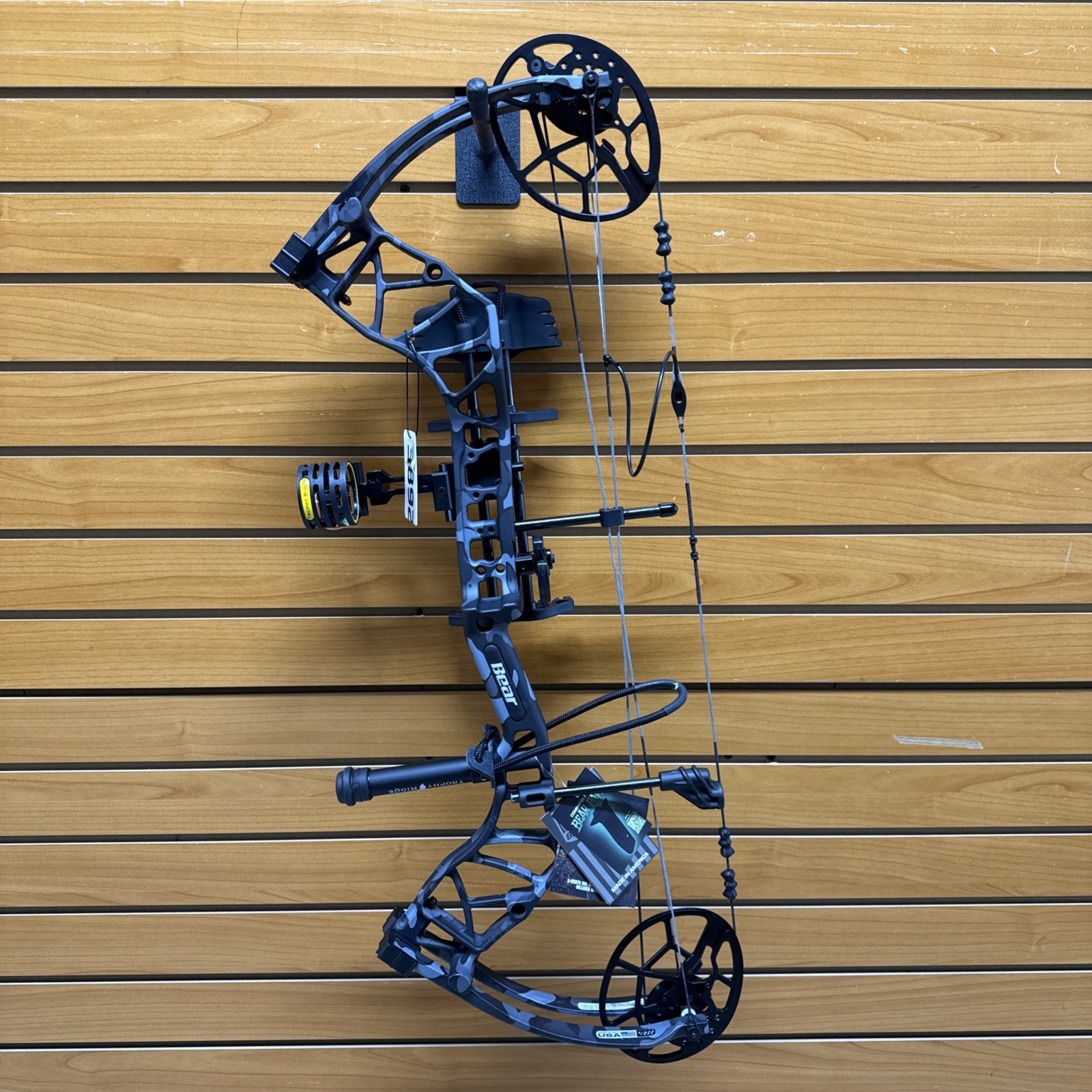 Item 3892 - Bear Archery Compound Bow - Legit Maxx RTH - RH - #70 - Shadow