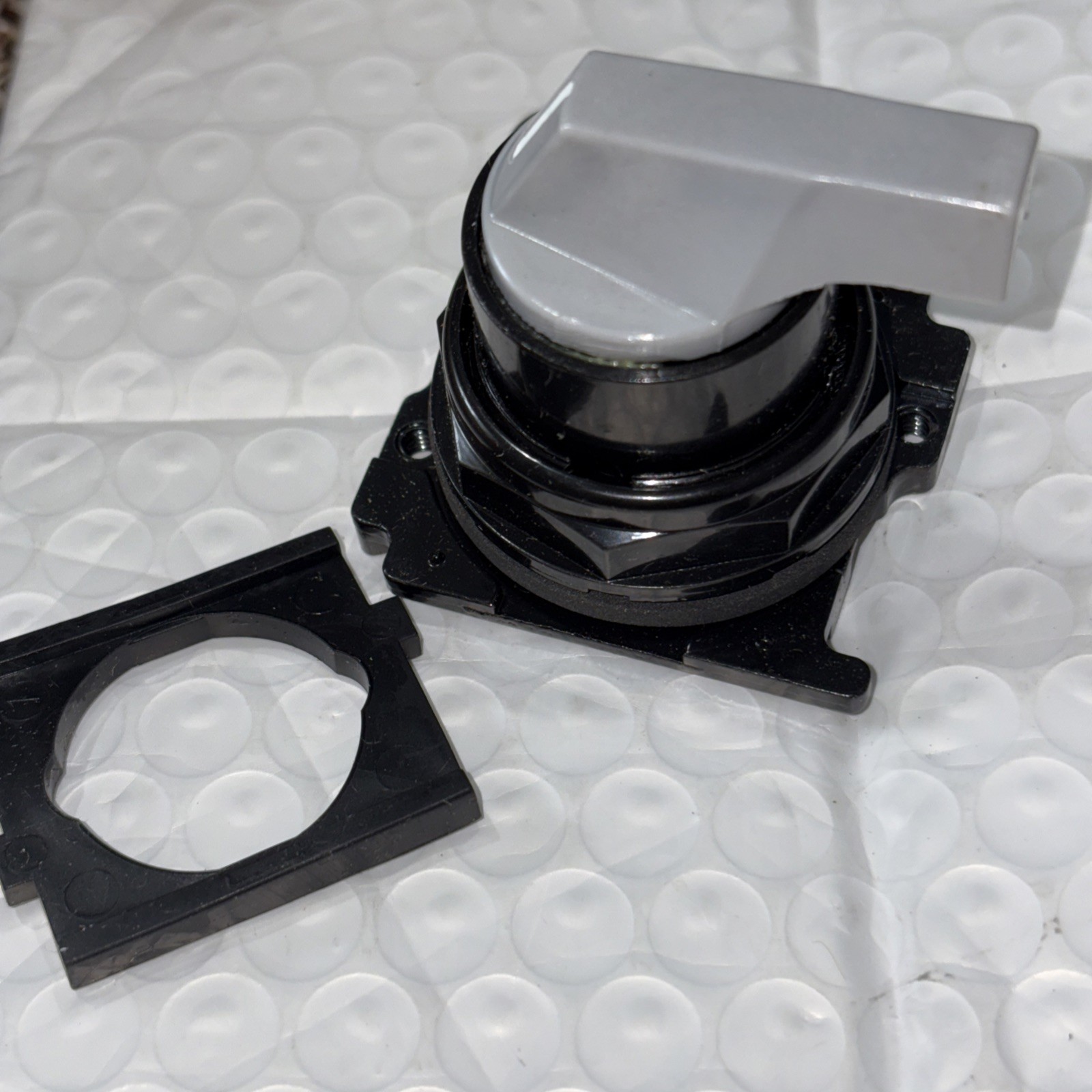 EATON, E34VMBL7, Selector Switch, 3 POS, Spring Return, With Gray Lever, New