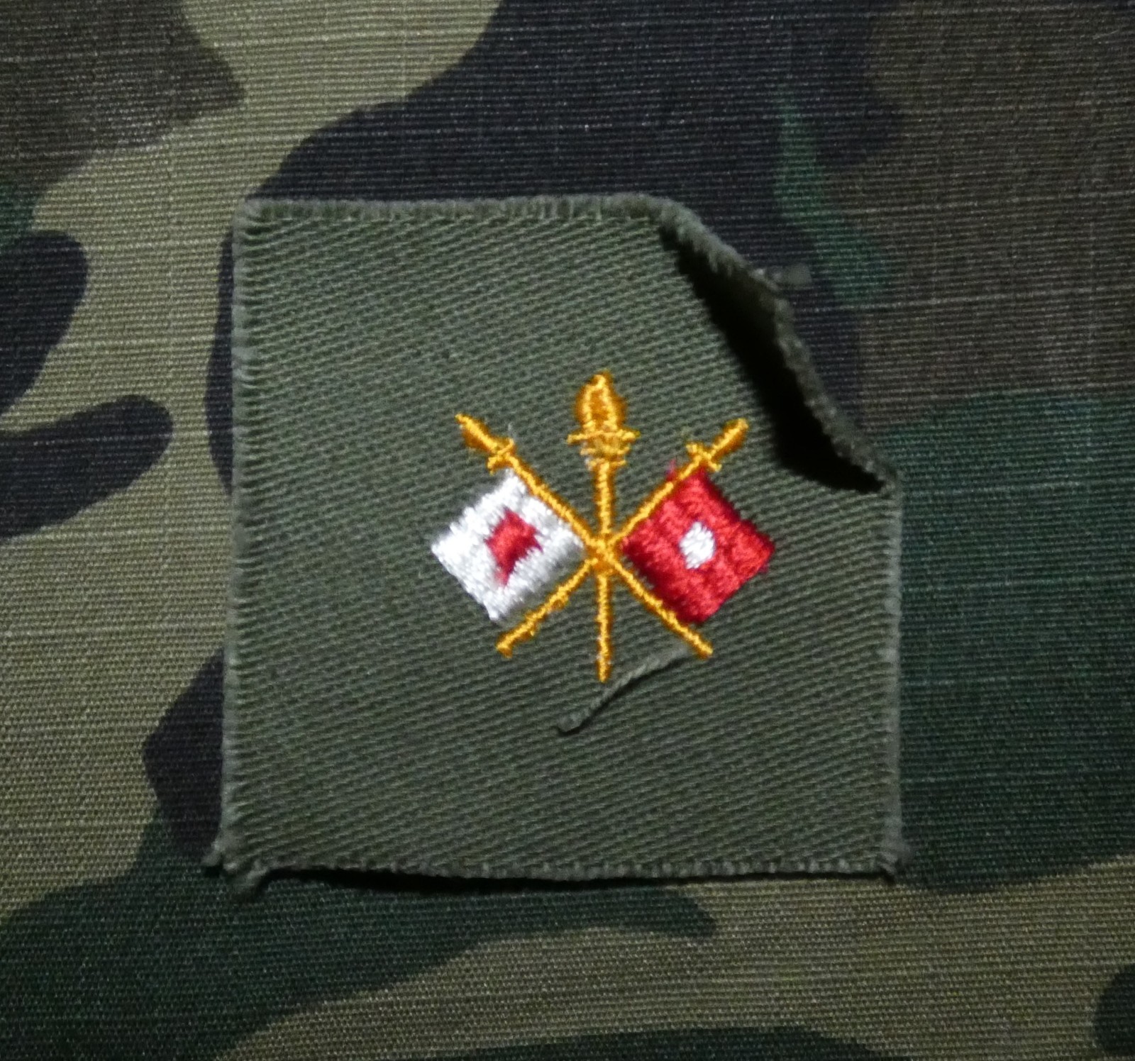 1950s-1960s US Army Signal Corps Branch BOS Embroidered Cloth Collar Insignia