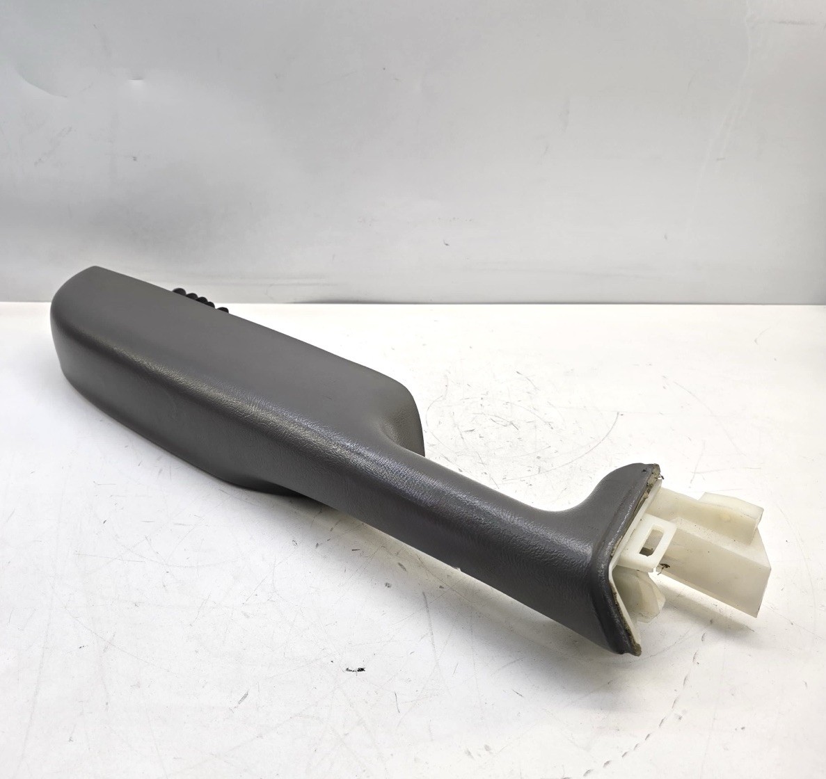 TAHOE SUBURBAN 00-06 TRUCK DOOR HANDLE PULL ARM REST FRONT DRIVER GRAY