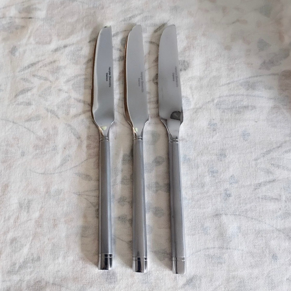 3 Hampton Silversmiths Ritz Frosted Dinner Knives Stainless 8 5/8"