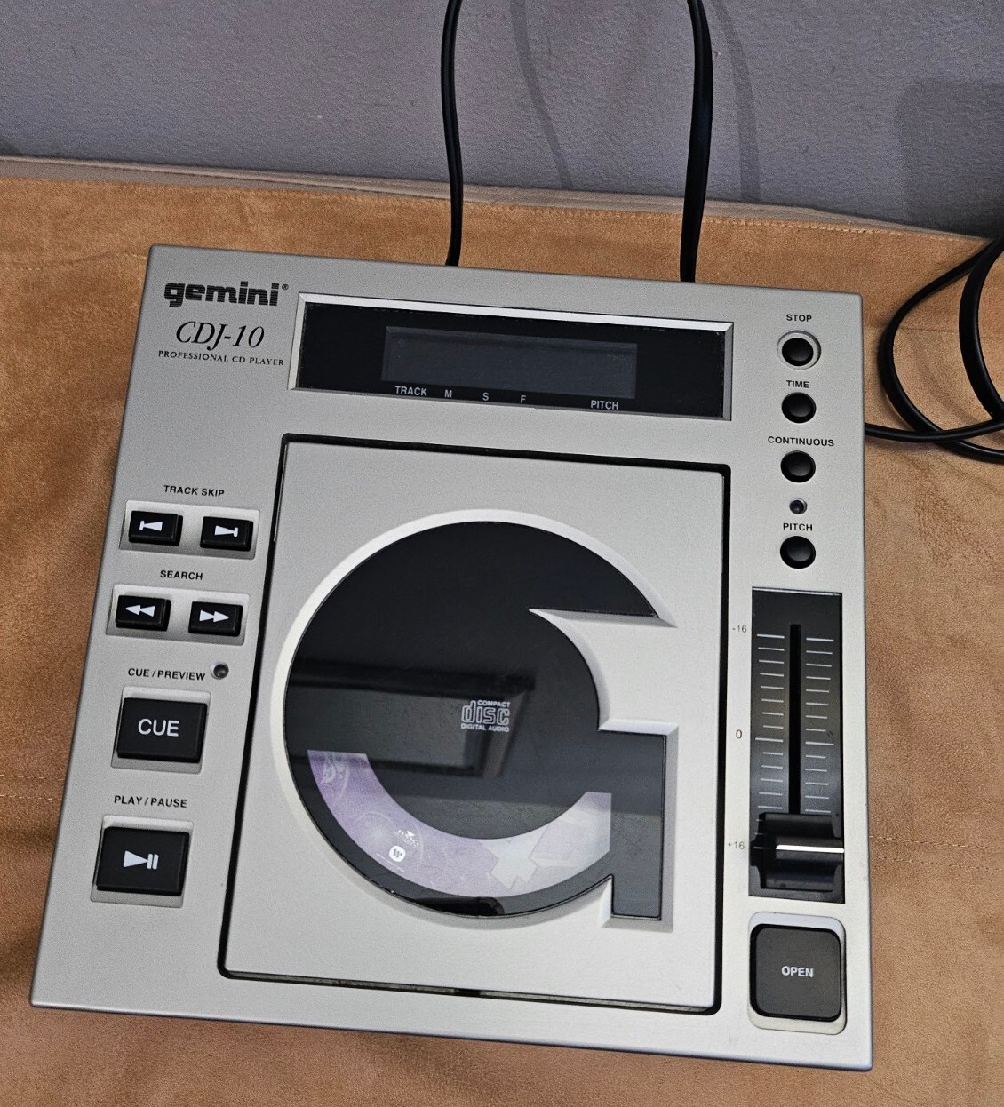 GEMINI CDJ-10 Professional CD Player.  Turns on. Sometimes Spins Cd PARTS ONLY!