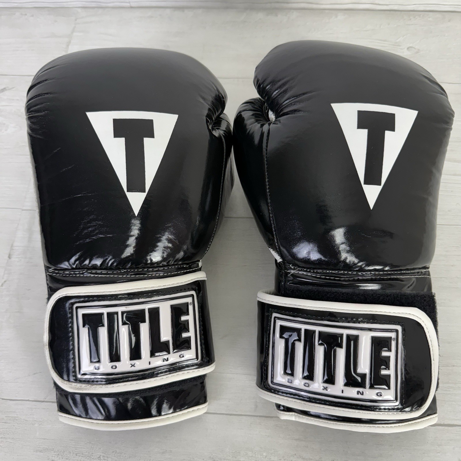 Title Boxing Gloves Black Size Medium 12oz Aerovent