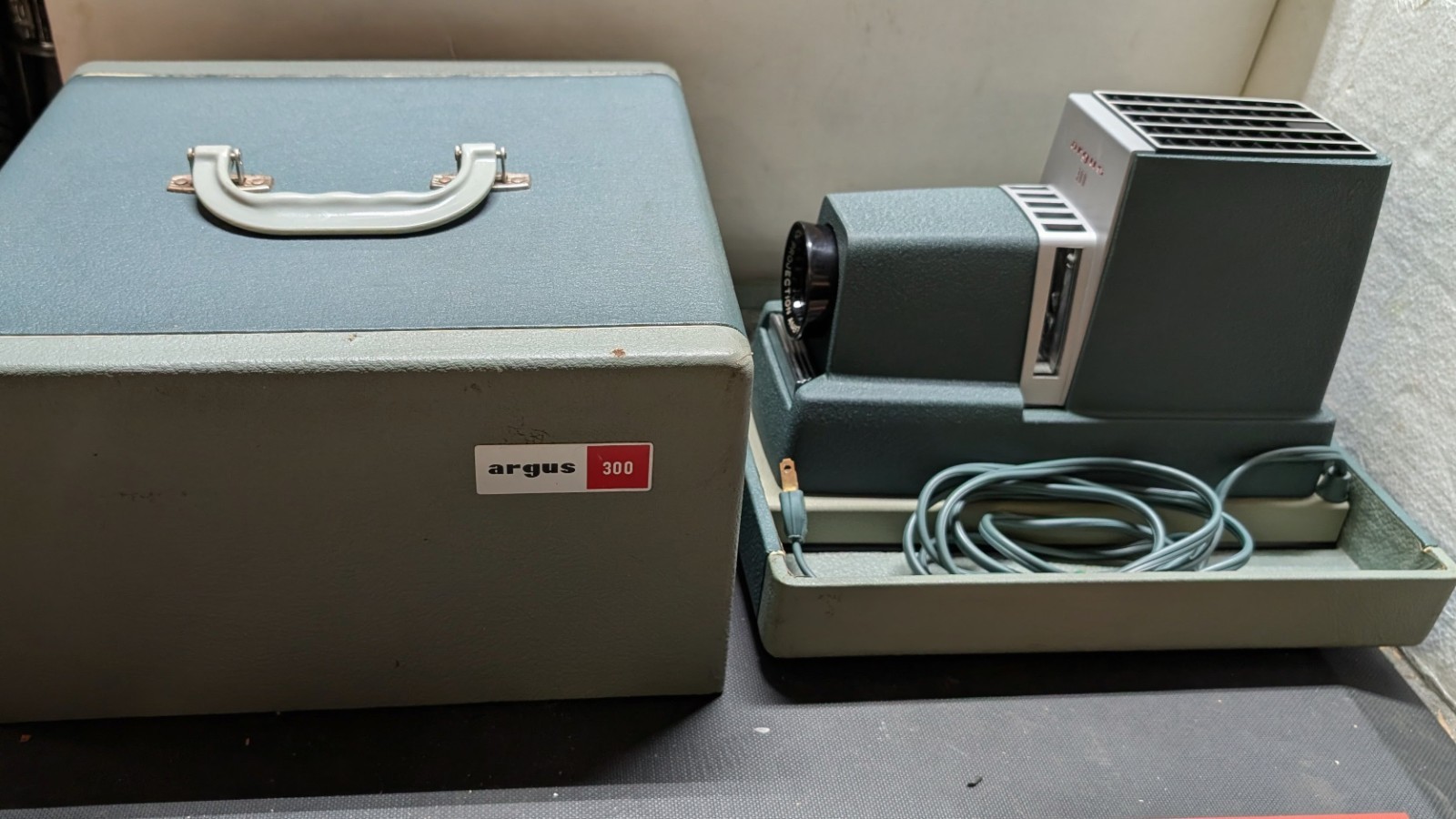 WORKS Vintage Argus 300 Automatic Slide Projector w/ Carrying Case 1950s Tested
