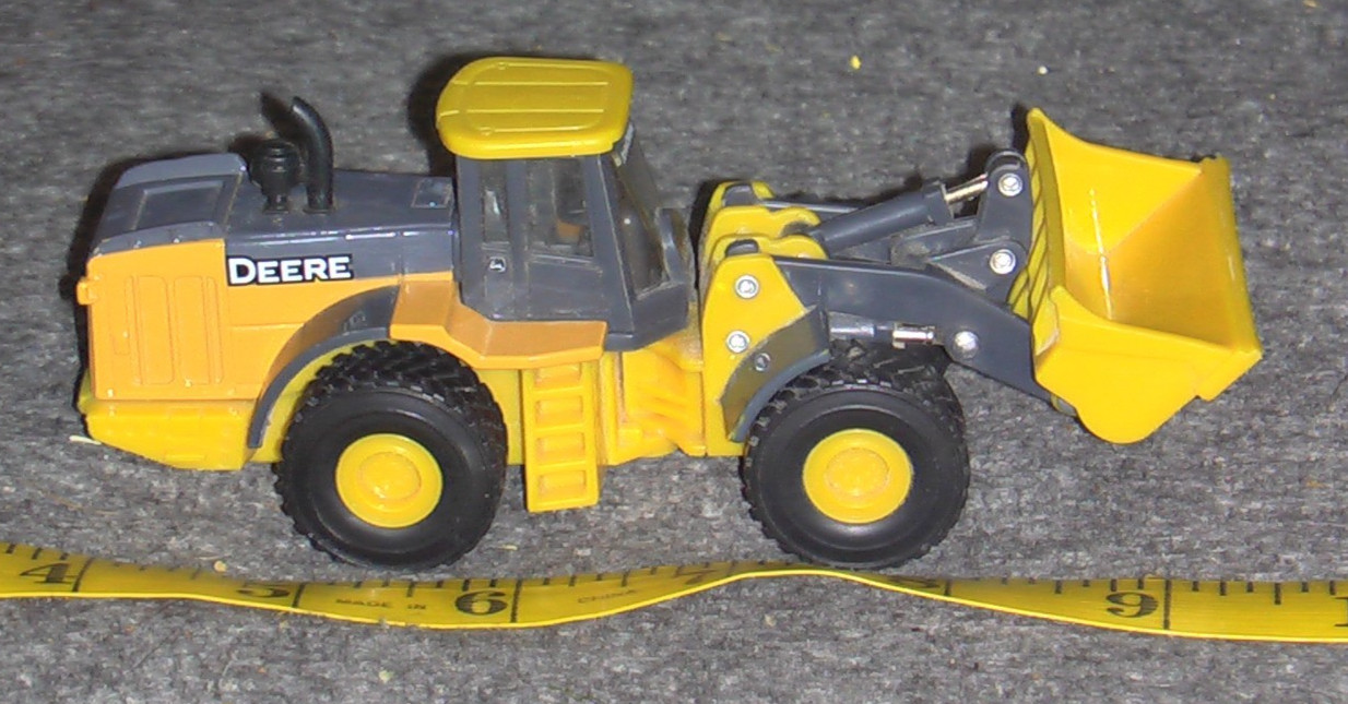 ERTL John Deere Articulating Front End Loader 1/64 Scale Diecast & Plastic