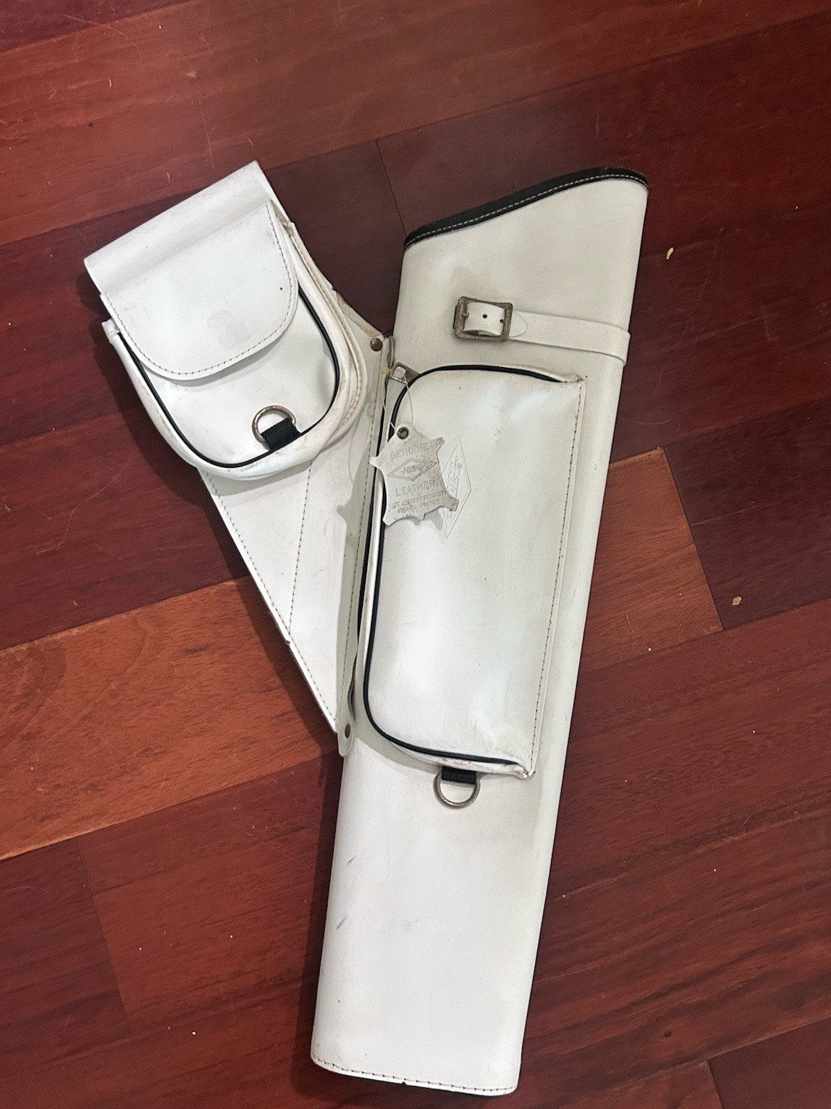 NEET White Leather Hip Quiver  T-100-D Rt Hand