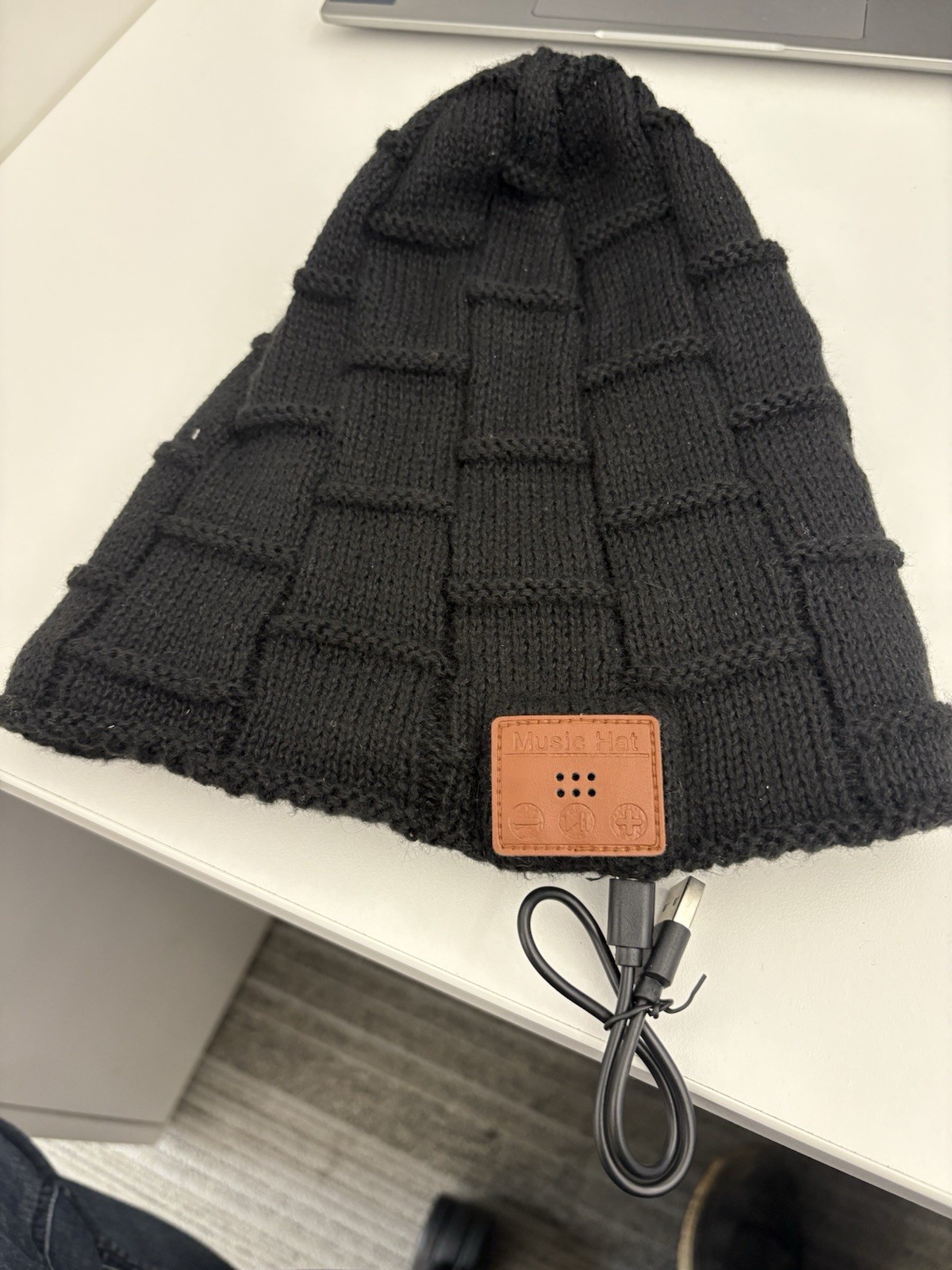 Black Beanie Hat Fleece BLUETOOTH w Headphones Unique Tech - NEW, USB C
