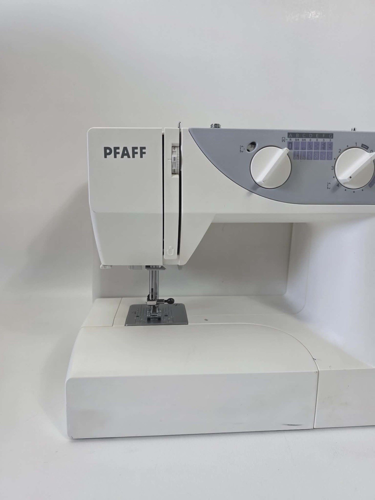 PFAFF Hobby 1040 Sewing Machine w/ Case And Pedal