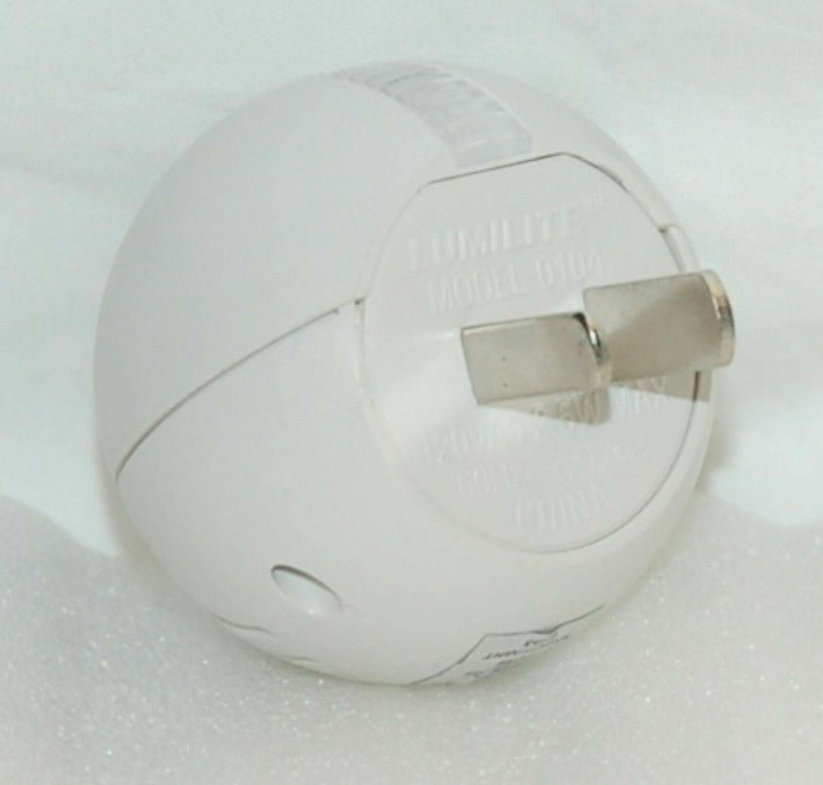 2 x NEW Lumilite Plug-in Wall Outlet Automatic Night Light Bulb Unit lamp sensor