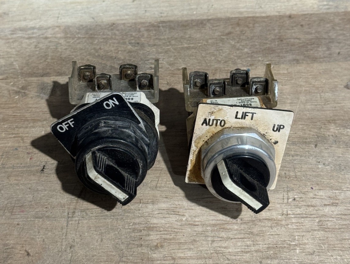 ALLEN BRADLEY 800H-HR2 & 800T-H2 SELECTOR SWITCHES 2 POS
