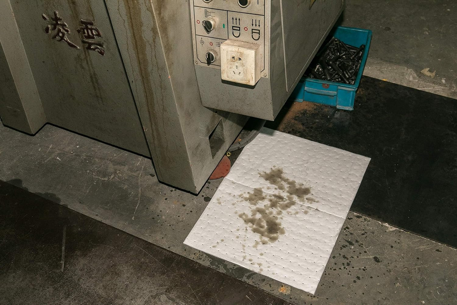 LT111A Oil Spill Absorbent Mats for Garage, Oil Only White Heavy Weight Absorben