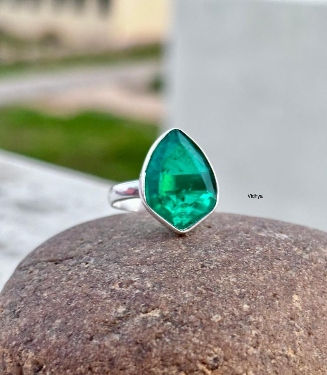 Natural emerald faceted stealing silver ring