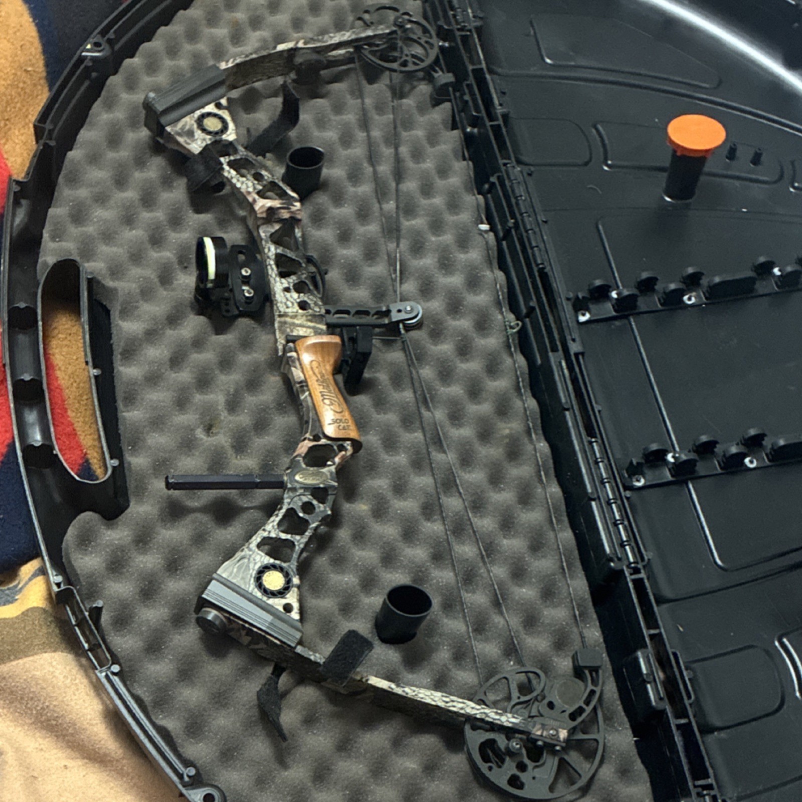 Mathews Solo Cam Outback RH Compound Bow 70 lb 28in Draw, HHA sight, drop away