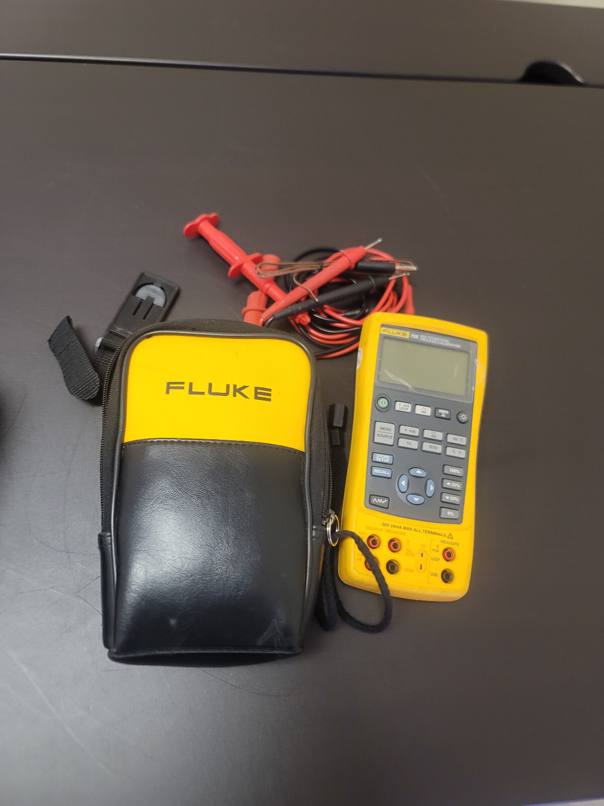 FLUKE 725 CALIBRATOR W/ LEADS