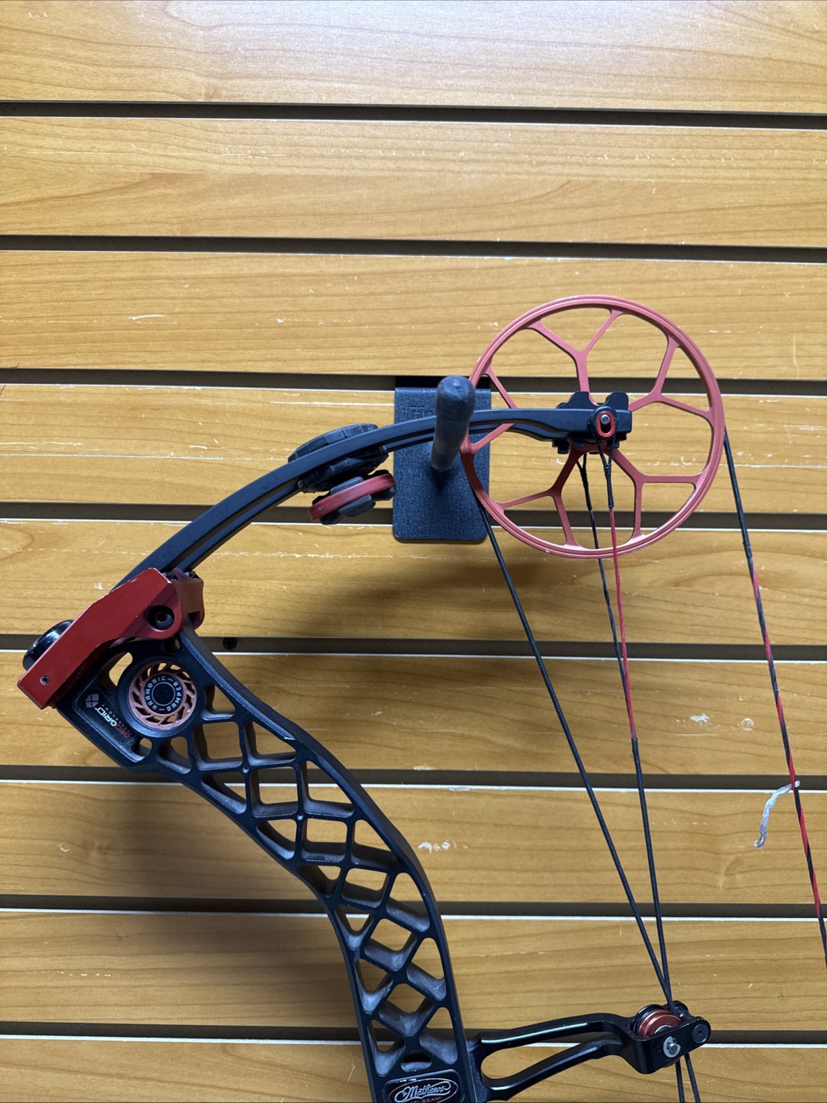 Mathews Creed RH Compound Bow - 70# Max - 28” Cam Installed - Item 6017