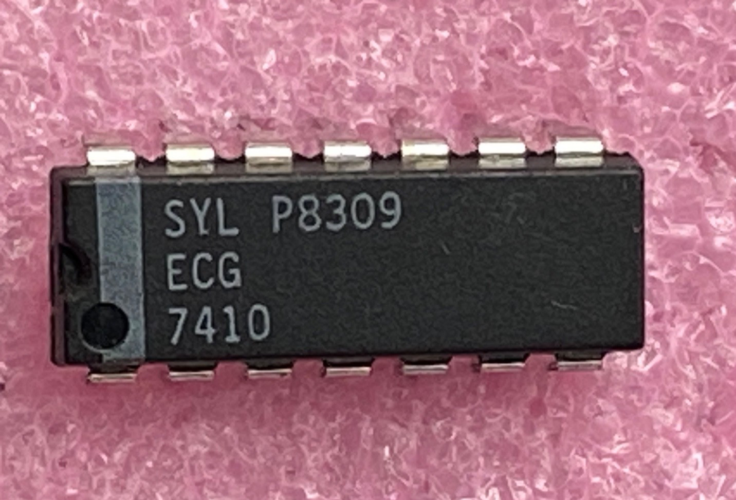 Sylvania ECG7410 triple 3-input POS-NAND gates Integrated Circuit