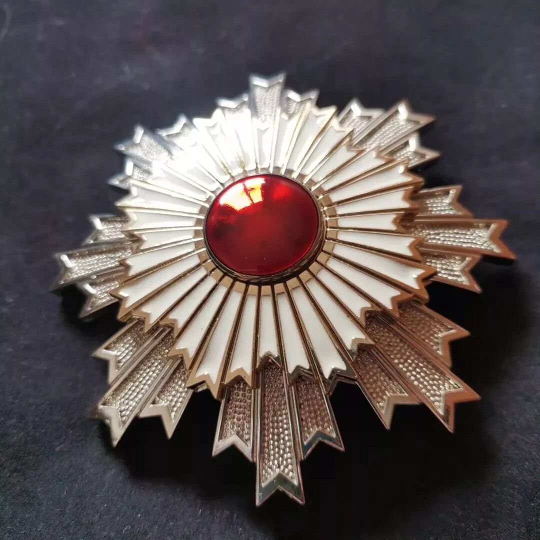 Reproduction  JAPANESE ORDER OF THE RISING SUN BRESAT STAR  Collection badge