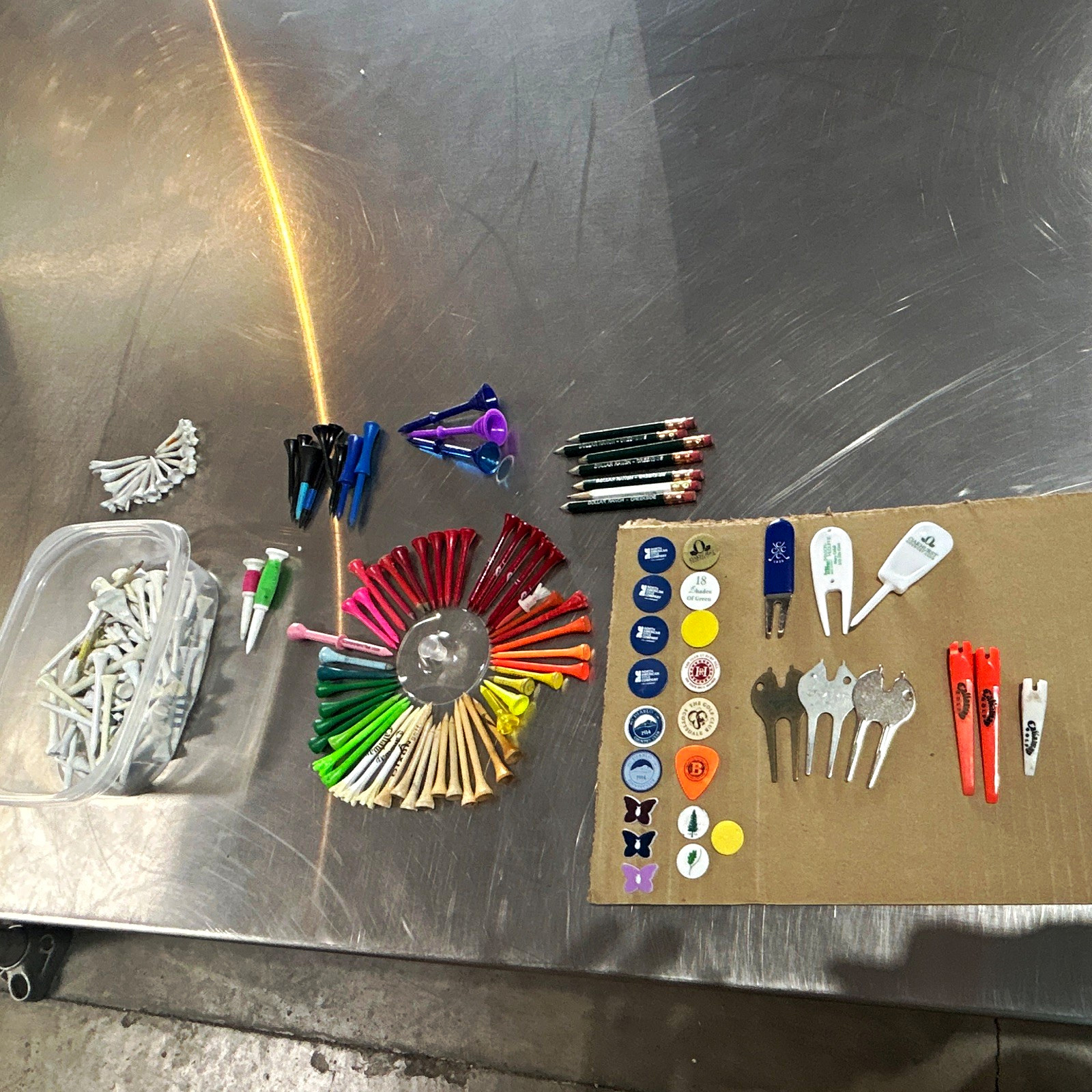 Mixed Lot of 137 Golf Tees  Wood/Plastic. Markers & Tools