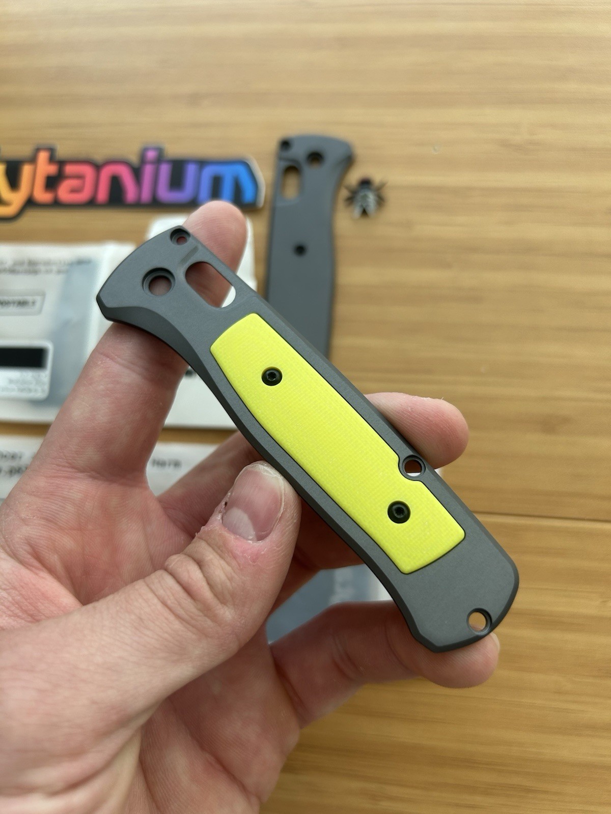 Benchmade Bugout 535 Flytanium Modulator Scales - Gray Alum / Lemon Yellow G10