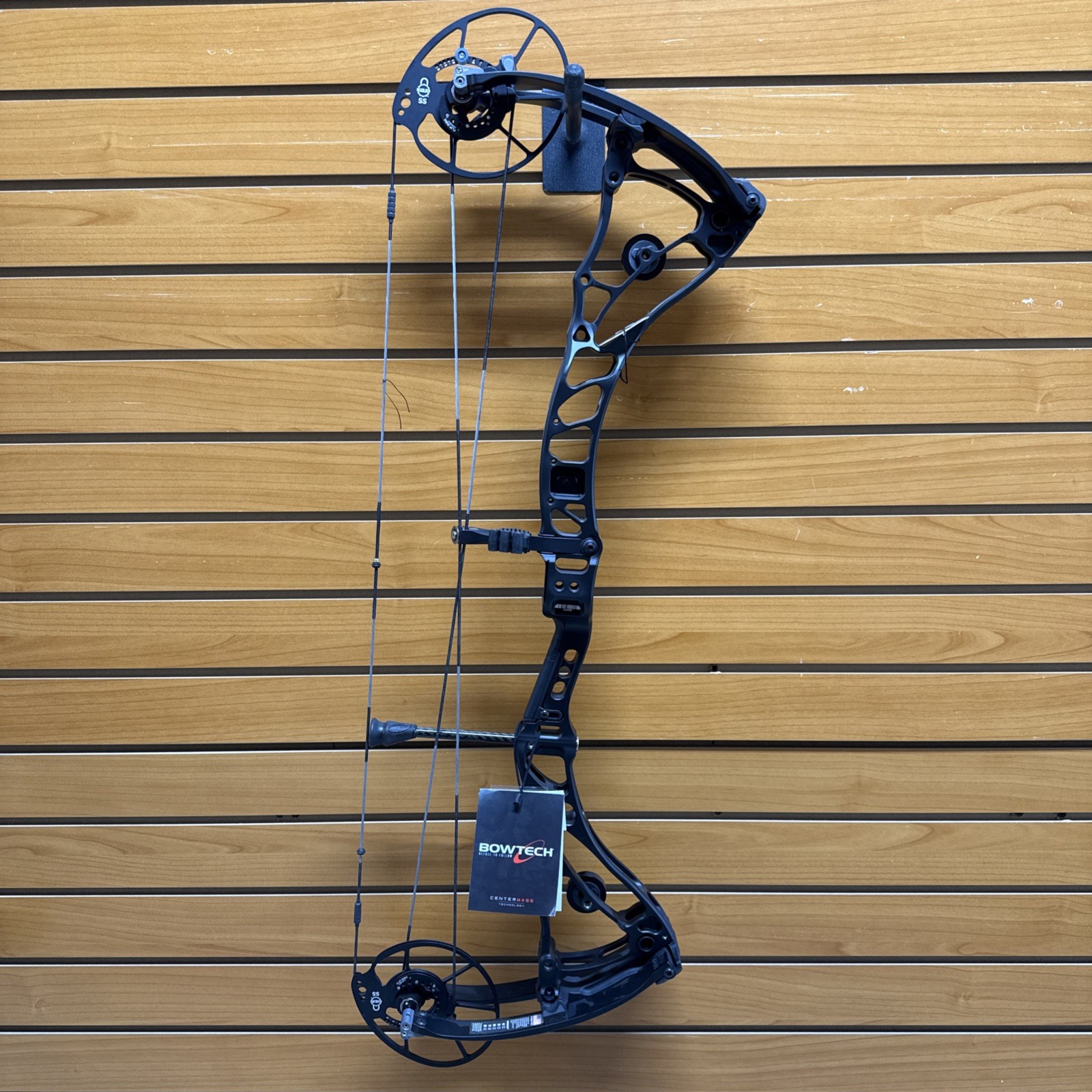 Item 3862 - Bowtech Archery Compound Bow - Core SS - RH - Black - #70 - 26”-31”