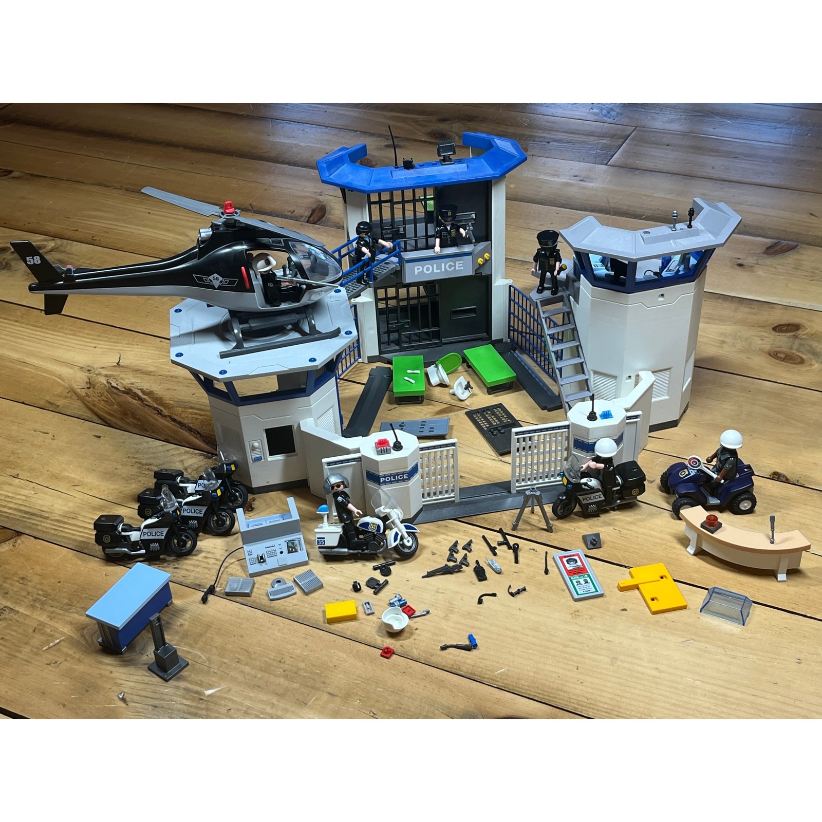 Playmobil Police Jail Prison helicopter figurines – motorcycles – guns – # 9131