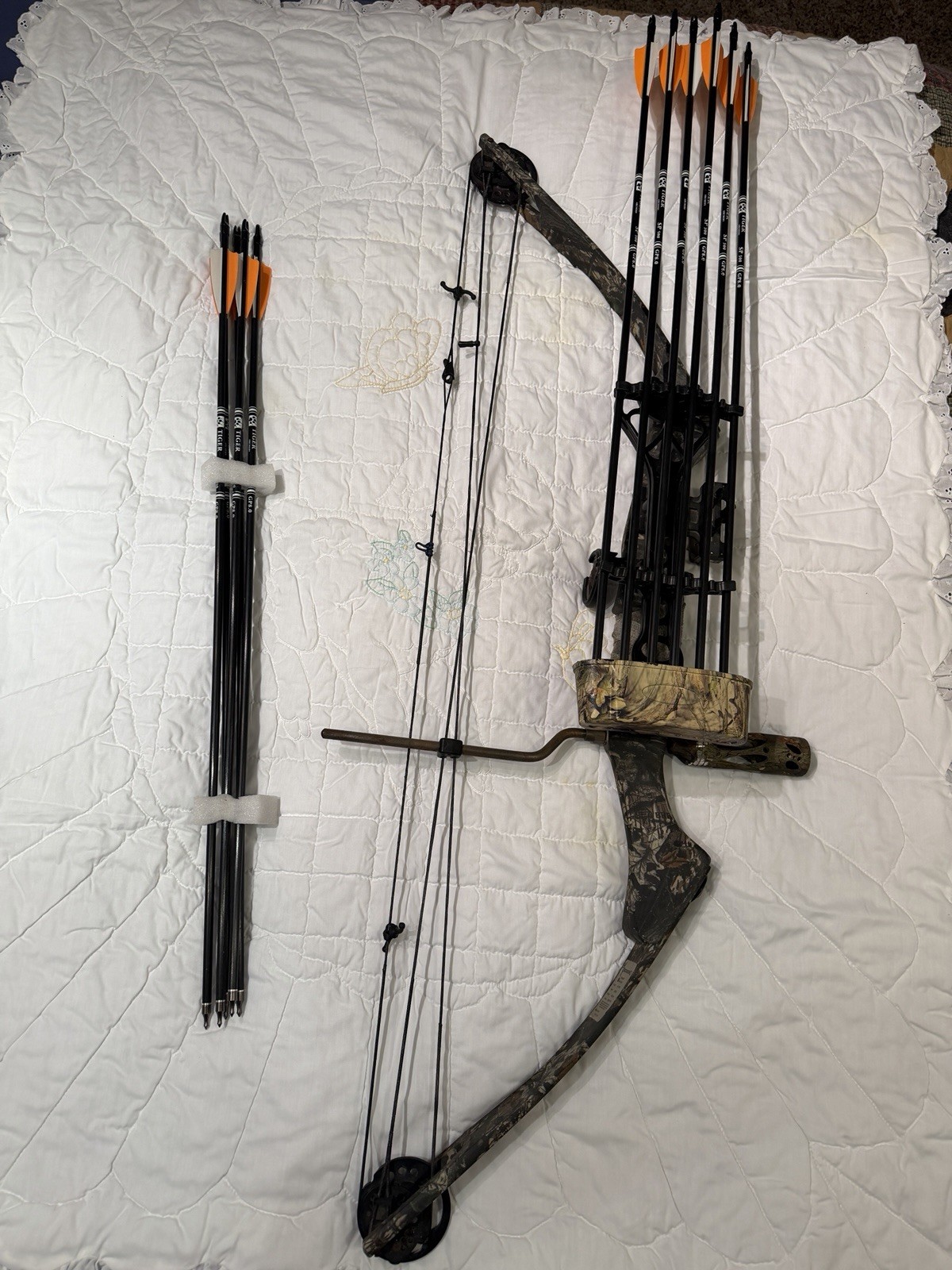 Browning Mirage Compound Bow Package – 9 Carbon Arrows –