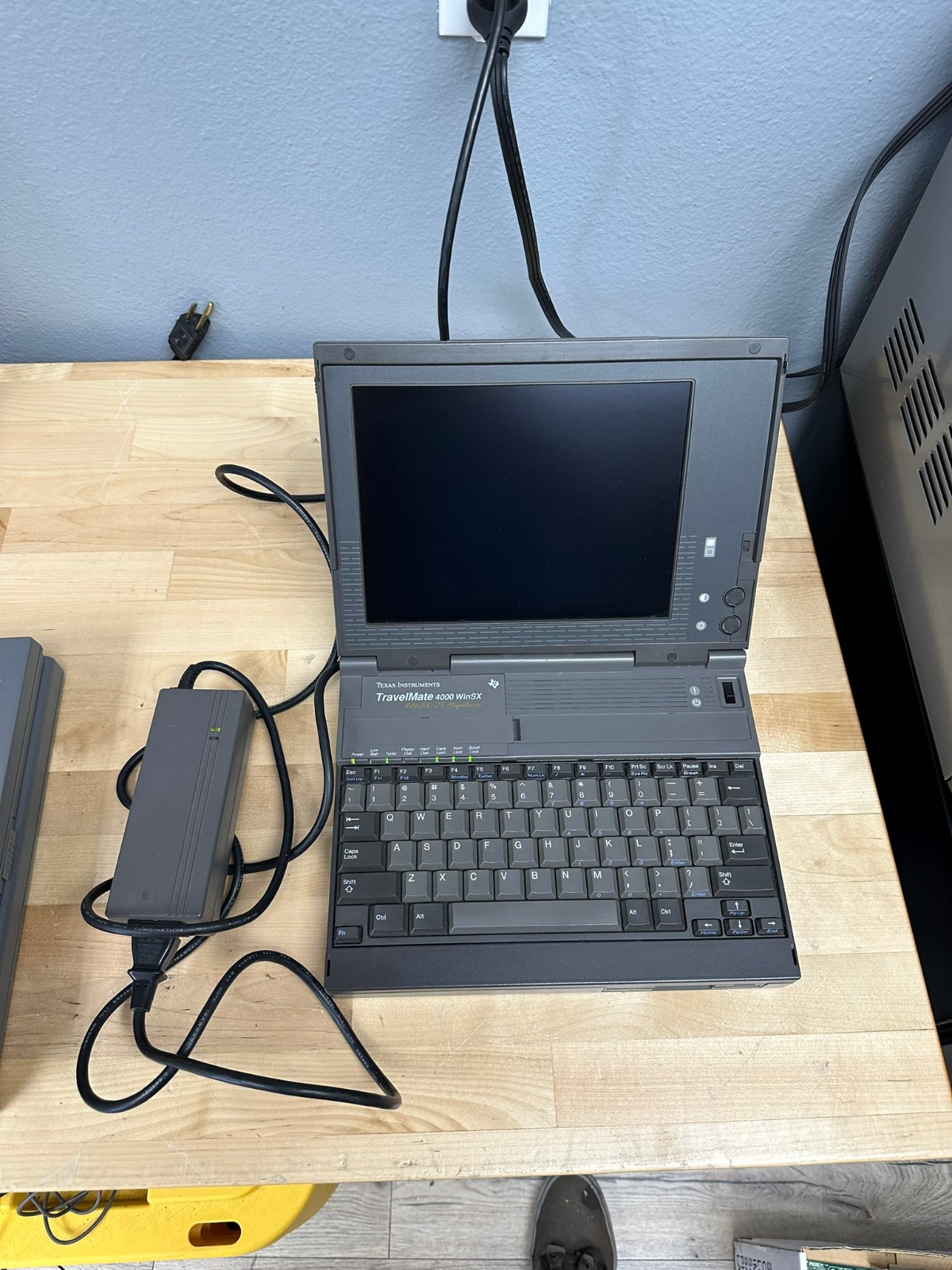 Texas Instruments TravelMate 4000 WinSX Vintage Laptop 486SX w/ Charger
