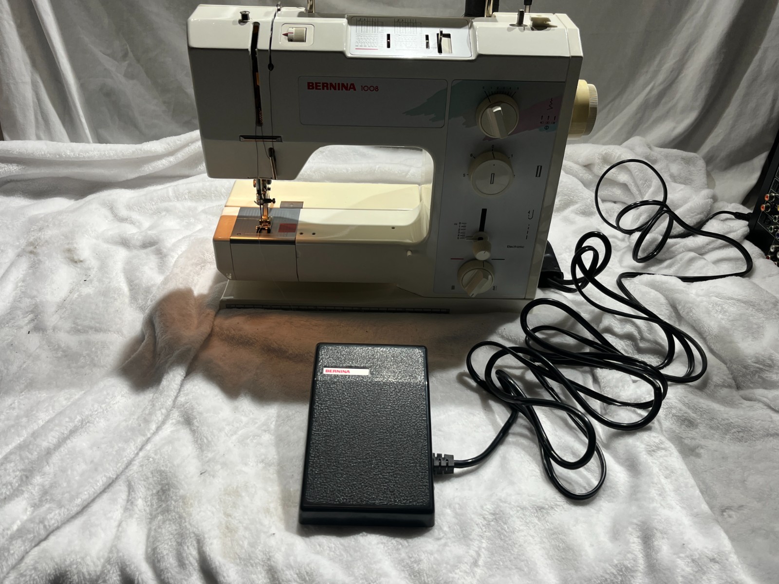 BERNINA 1008 Electric Sewing Machine Portable Free Arm Quilting Denim Wool