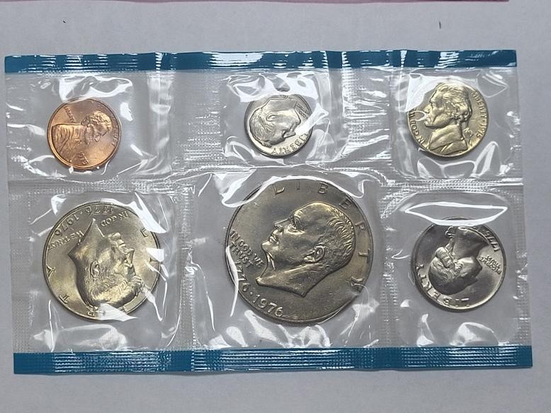 Full Set of 1975 UNCIRCULATED coins Philadelphia Never touched almost 50 years A