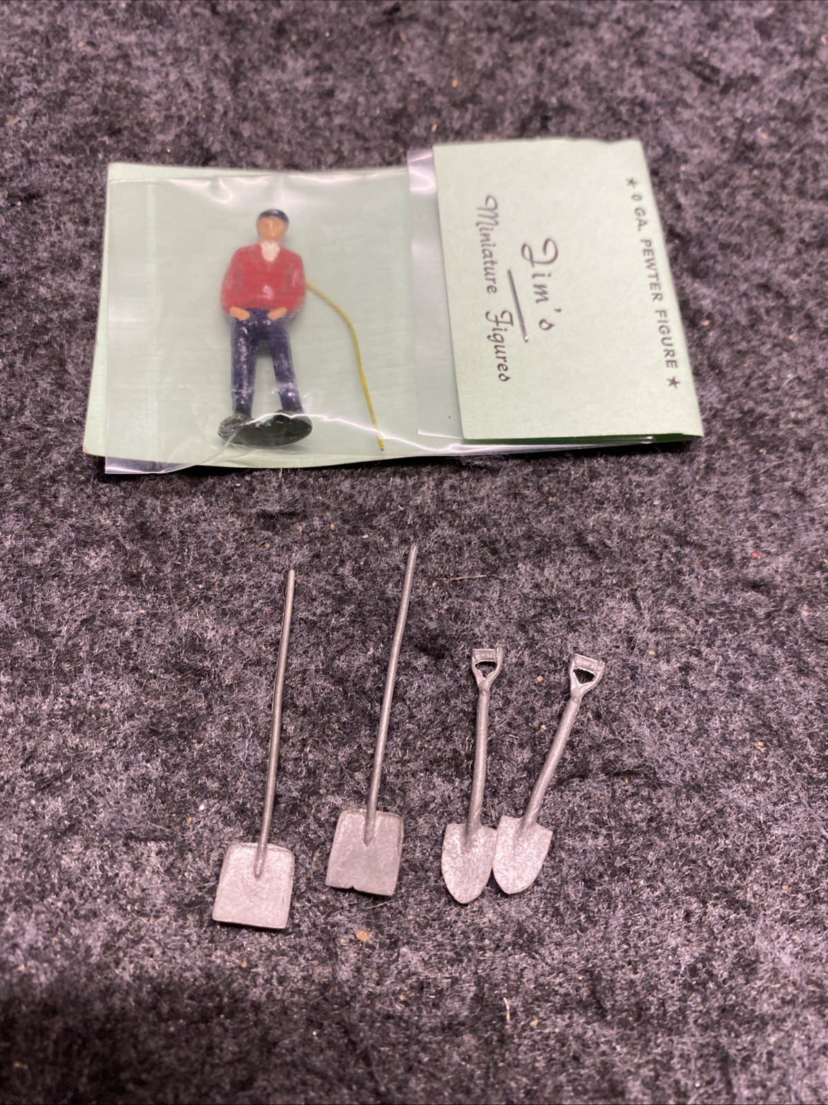 Jim’s Miniature Figures O Ga (new), Plus Shovels (used), Scenery, (O020726-01)