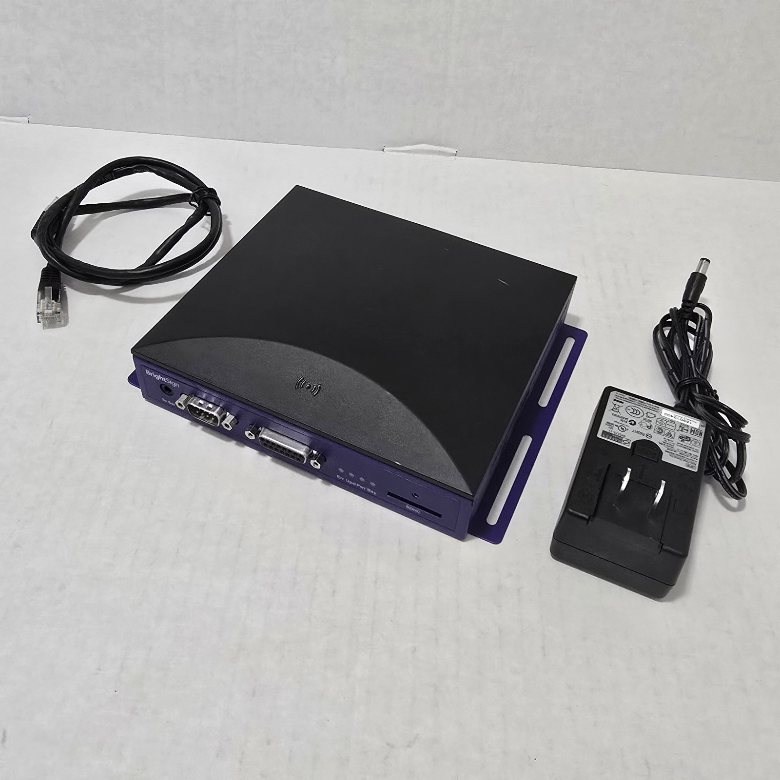BRIGHTSIGN HD1010W DIGITAL SIGN CONTROLLER VIDEO PLAYER, Power Cord , ETH cord